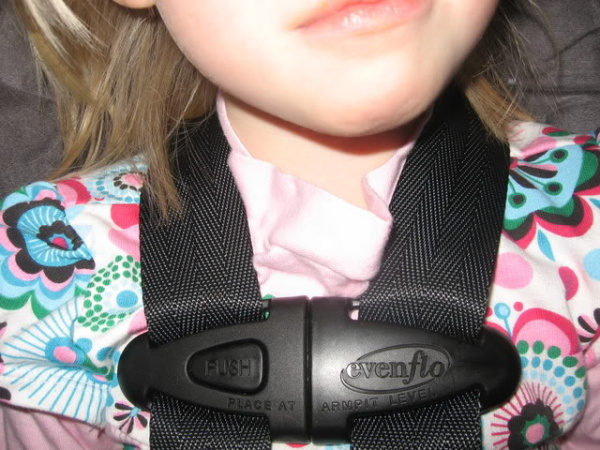 Застежка-фиксатор плечевых лямок ремня для детского автокресла