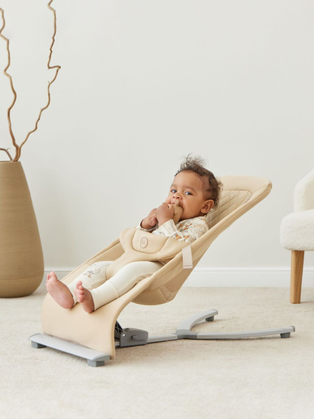 Шезлонг Happy Baby Hugger цвет Beige