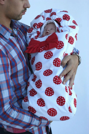 Комплект на выписку, конверт 2 молнии, шапочка, одеялко, Демисезон, белый - красный крупный горох, арт 987