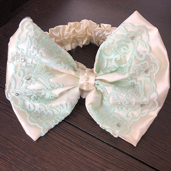 Бант на выписку, мятное кружево 507