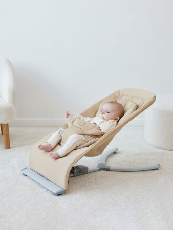 Шезлонг Happy Baby Hugger цвет Beige