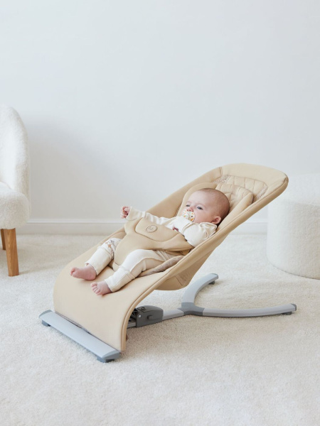 Шезлонг Happy Baby Hugger цвет Beige