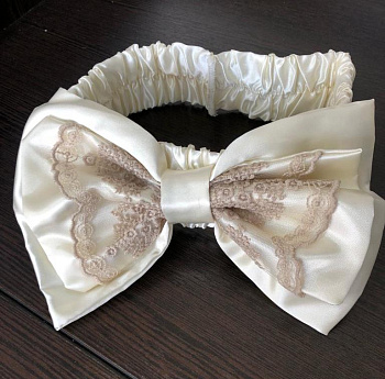 Бант на выписку, коричневое кружево 504